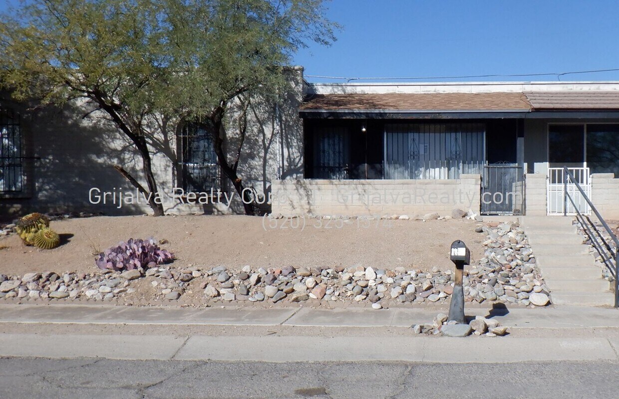 Primary Photo - Cute 2 Bedroom Town House Available Now! (...