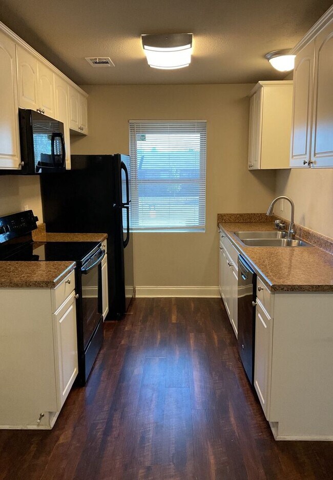 Building Photo - 2301 Lago Trail