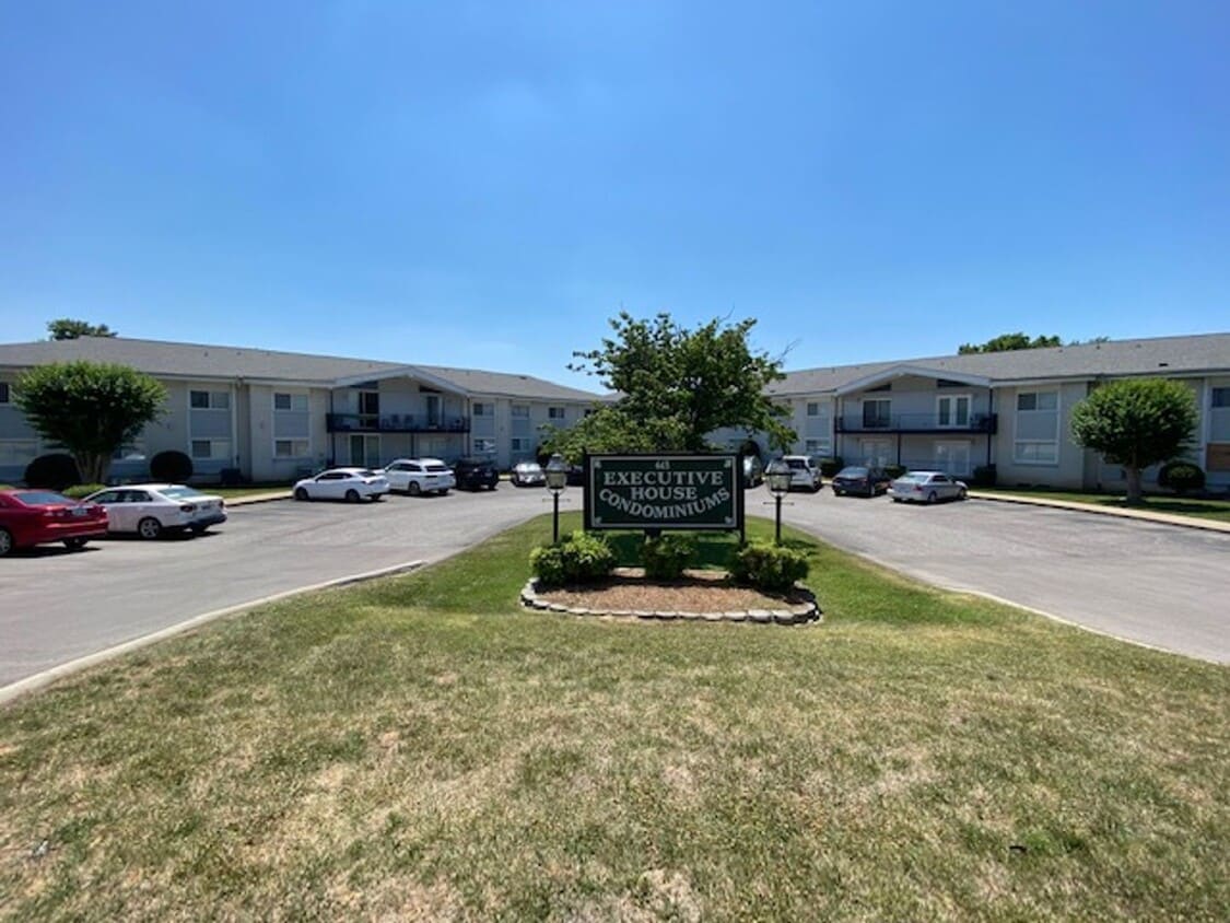 Primary Photo - Nice updated condo unit close to downtown ...