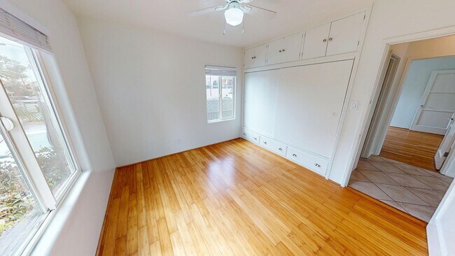 Foto del edificio - Charming Cottage Located In Carlsbad Village / Two Blocks From The Beach!