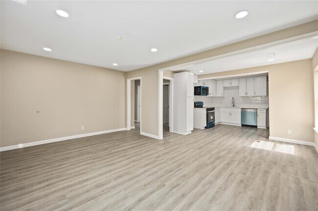 Building Photo - 310 E Whitney St