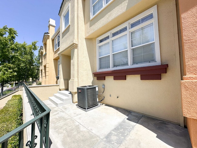 Building Photo - 3569 Langdon Common