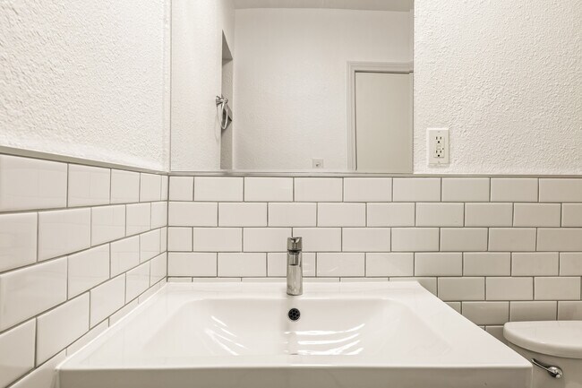 Baño - 3611 1/2 W 4th St