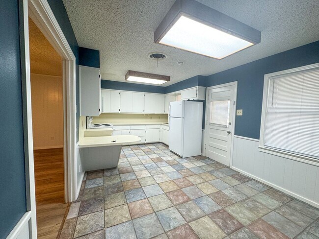 Building Photo - Charming 2/1/1 With Additional garage Storage
