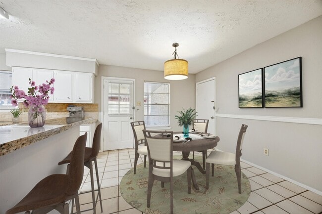 Building Photo - 7323 Wovenwood Ln