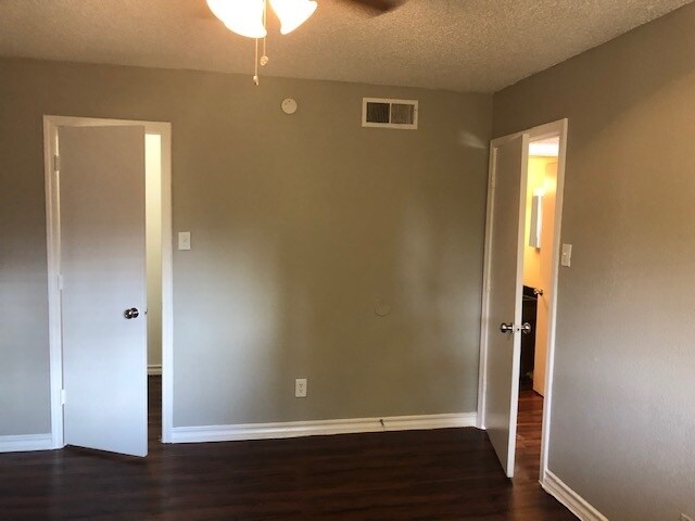 Building Photo - 914 S Irving Heights Dr