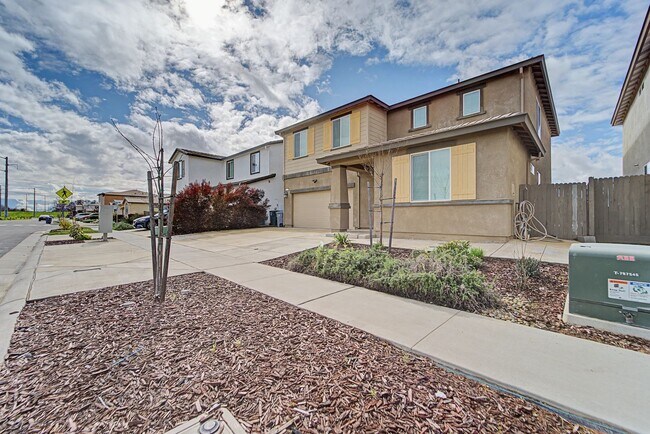 Foto del edificio - Big 3 bedroom 3 bath in Plumas Lake