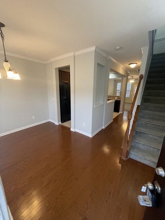 Building Photo - 2 bd 2.5 ba townhome