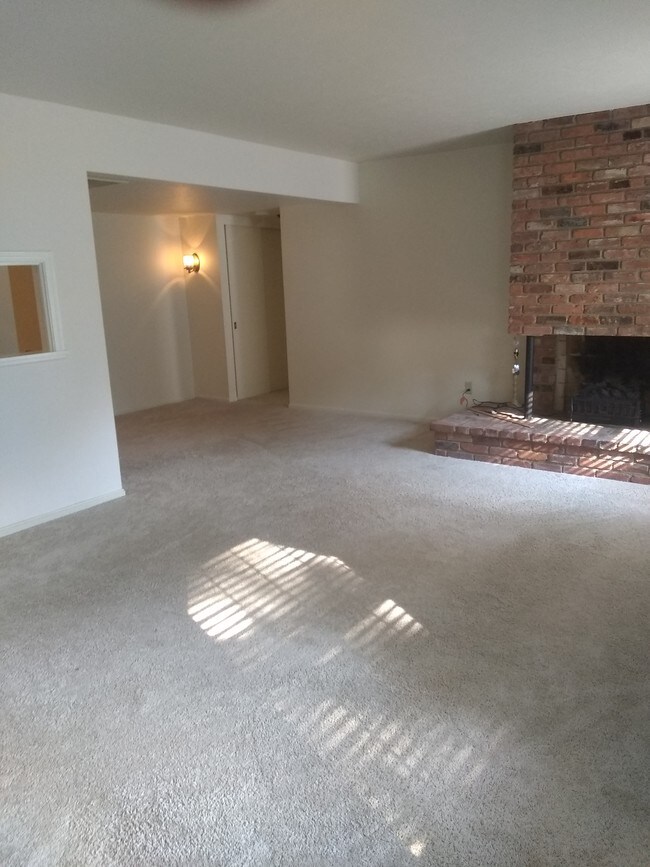 Building Photo - 7055 Carriage Hill Dr