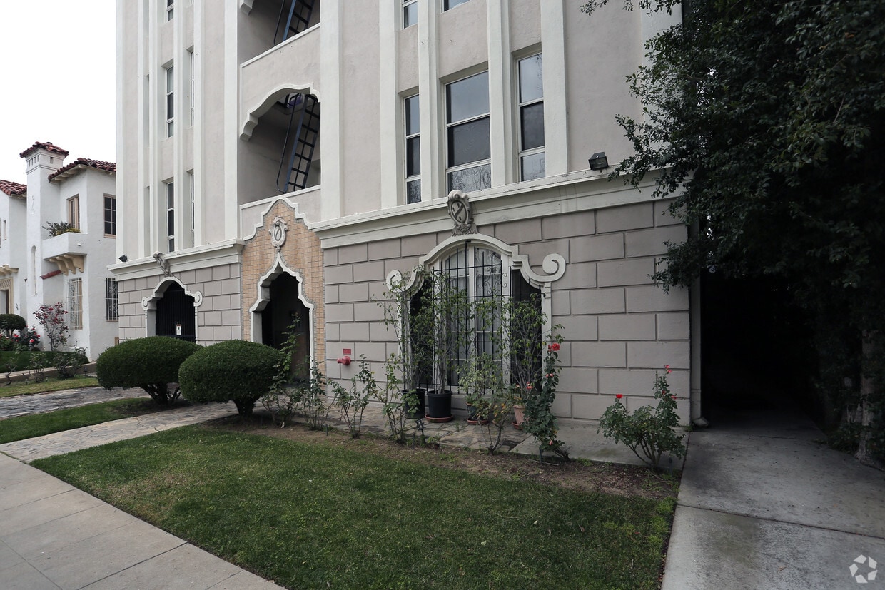 Building Photo - 152 S Sycamore Ave