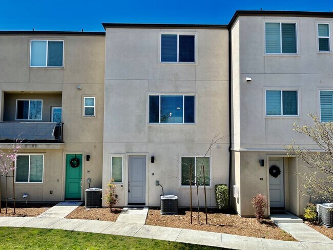 Building Photo - Spacious 4B 3.5BA in the Playa Del Sol Com...