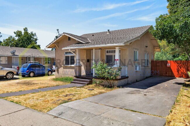 Foto del edificio - Charming 2-Bedroom Bungalow Retreat in Sacramento