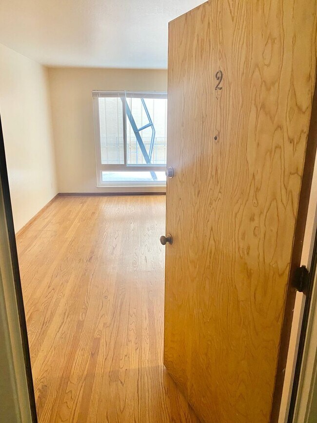Foto del edificio - Spacious and Bright 1BR/1BA Unit in the Mi...