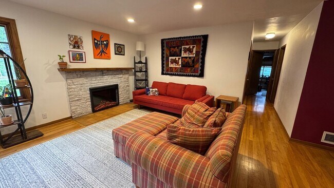 Building Photo - Fully Furnished 3 Bed 1 Bath Home Now Rent...