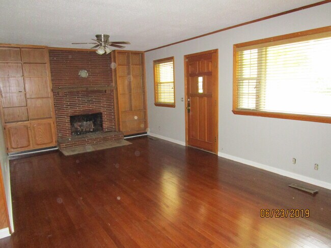 Sala de estar - 4401 Byrd Ave