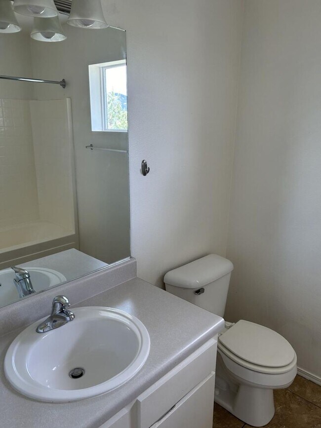 Foto del edificio - This fully remodeled 2 bedroom, 2 bath con...