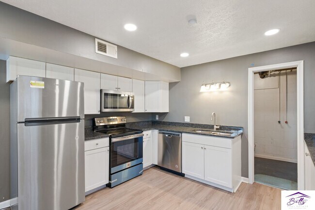 Building Photo - 3012/3014 Menke Cir