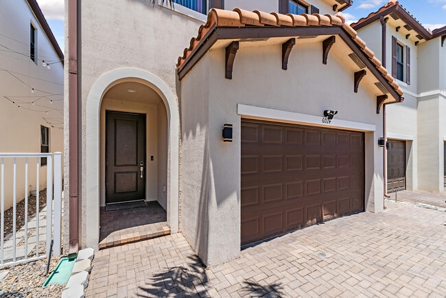 Building Photo - 6024 Pine Tree Way