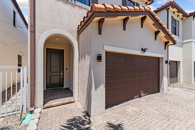 Foto del edificio - 6024 Pine Tree Way