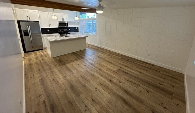 Foto del edificio - 6626 E Cheery Lynn Rd
