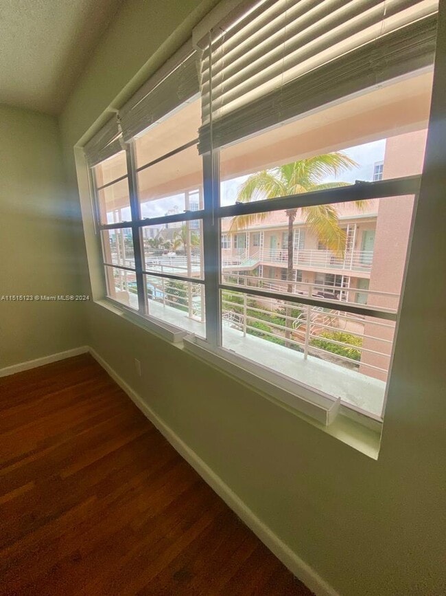 Building Photo - 6881 Bay Dr