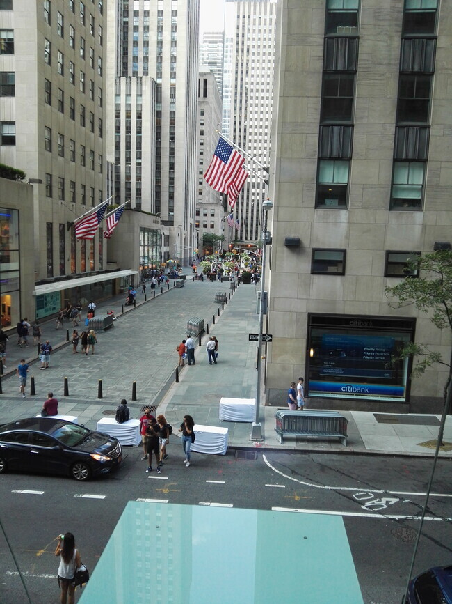 Foto del edificio - 18 W 48th St