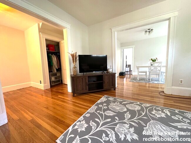 Building Photo - 19 Larose Pl