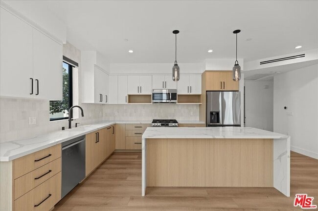 Foto del edificio - 4825 Satsuma Ave