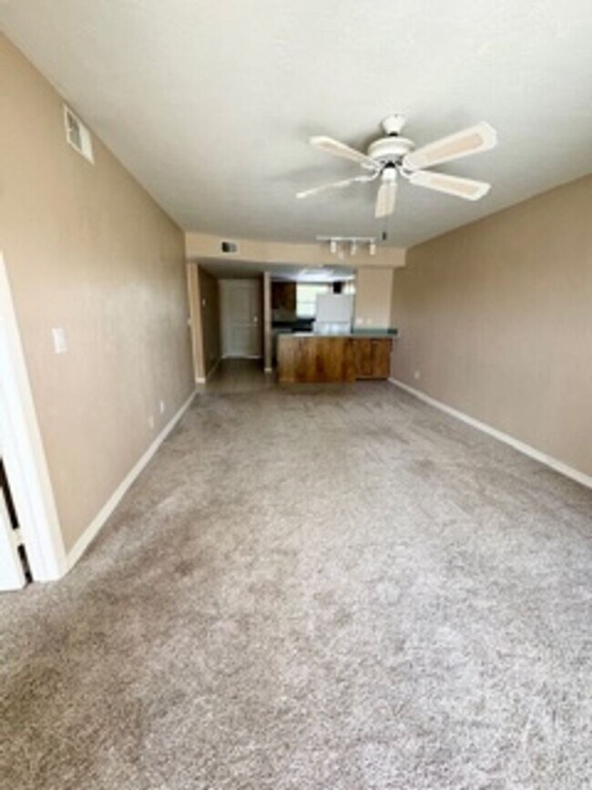 Building Photo - 2 bedroom 2 bathroom Annual Rental in Davi...