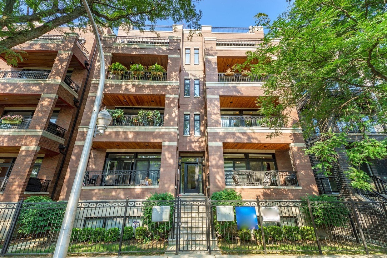 Foto principal - 2918 N Sheffield Ave