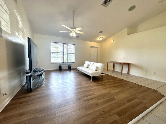 Foto del edificio - Waterfront 4/2 in SW Cape Coral