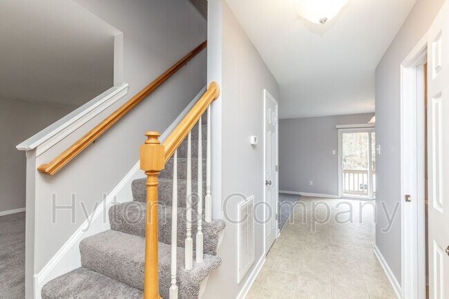Building Photo - 3012 Rolling Hill Dr