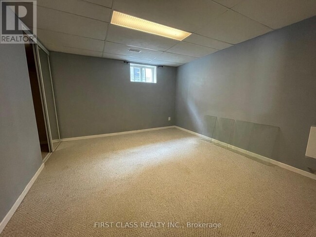 Building Photo - 11 Ellington Dr