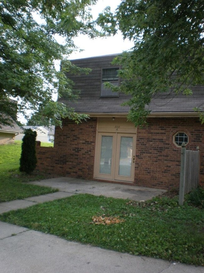 Building Photo - 808 NE Ball Dr