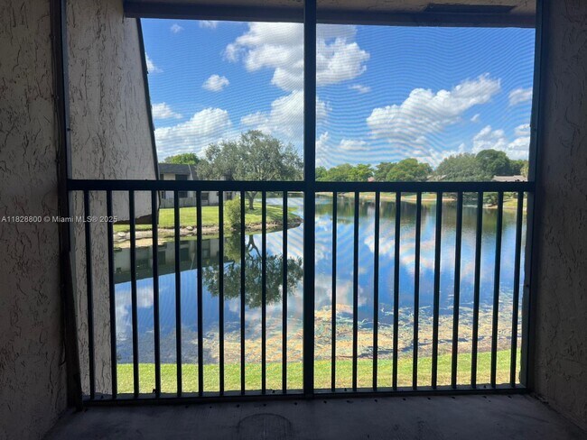 Foto del edificio - 3655 NW 94th Ave