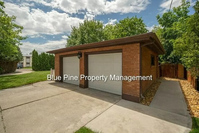 Building Photo - 1170 Saint Clair Rd