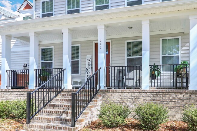 Building Photo - 221 Wilson Dr