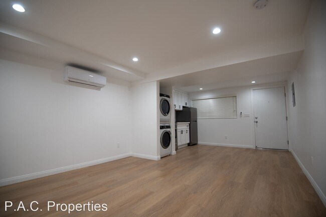 Building Photo - Studio, 1 bath Apartment - 2429 Cheremoya ...