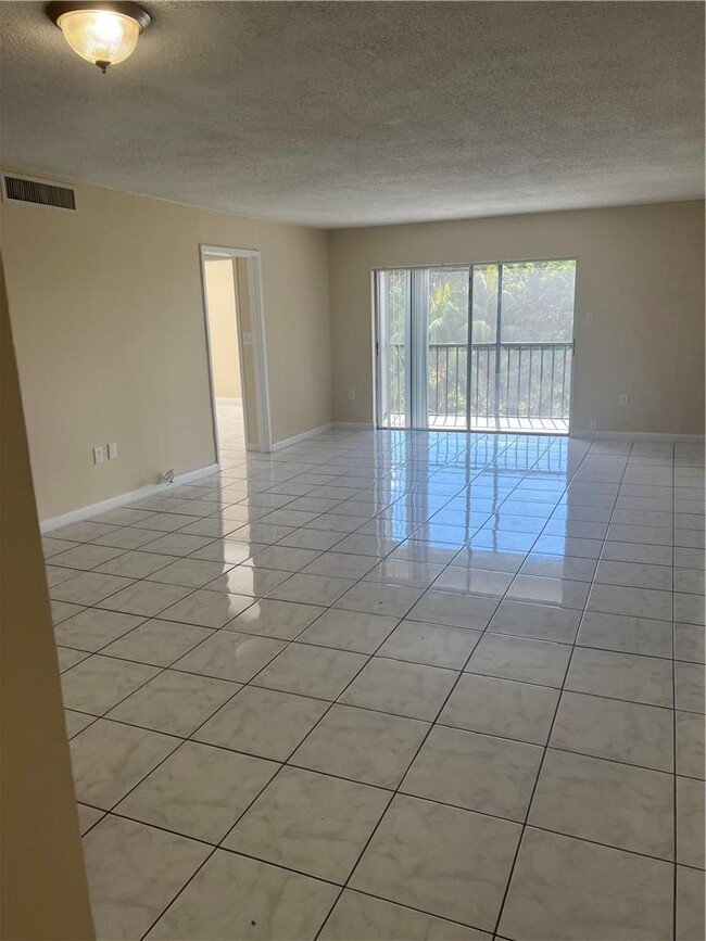 Building Photo - 8461 Springtree Dr