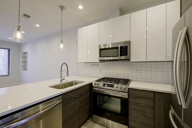 Building Photo - 721 Kennedy St NW