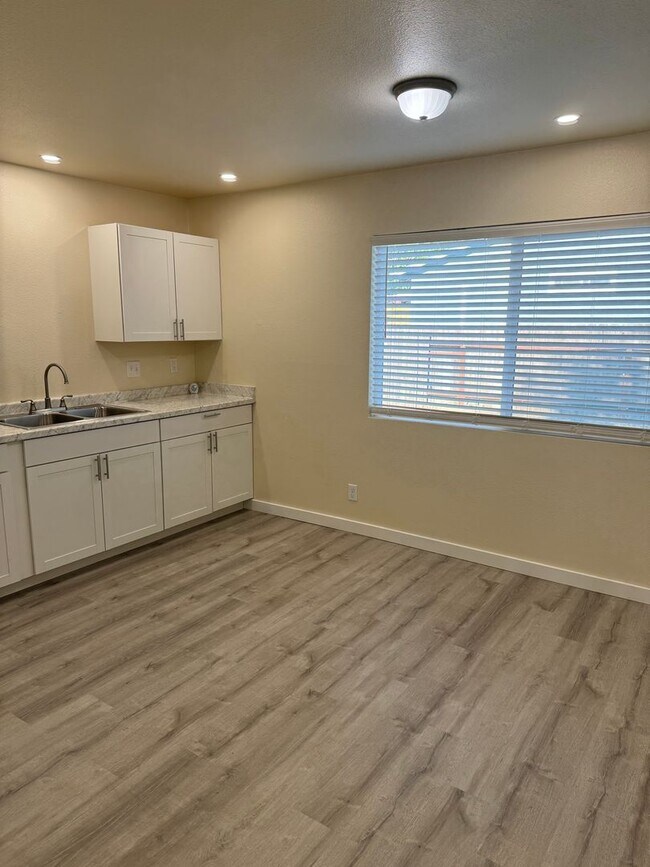 Foto del edificio - MOVE IN READY 3 BED 1 BATH HALF PLEX IN AN...