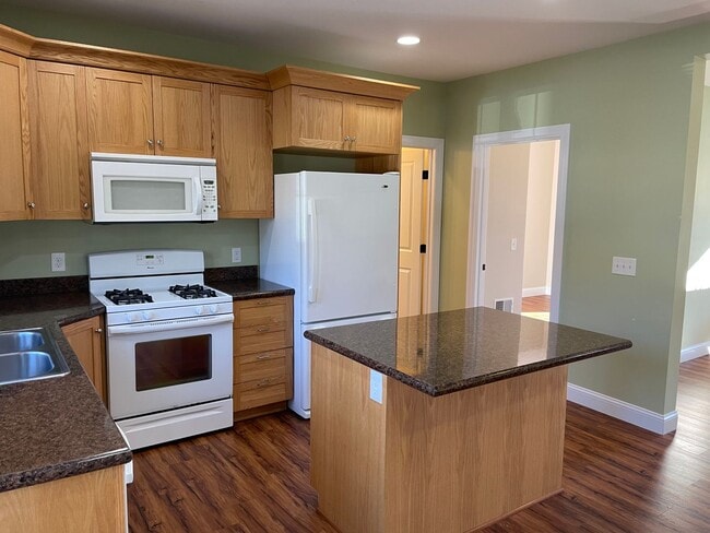 Foto del edificio - Newly Renovated Townhouse For Rent in Oakland, RI!