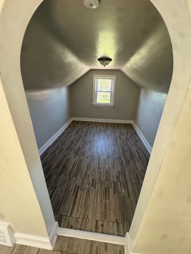 Building Photo - Charming 3-Bedroom Property in Prime Locat...