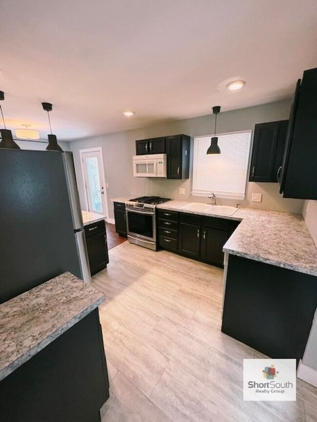 Foto del edificio - Updated - 3 bed 1.5 bath, with a detached garage