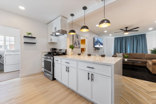 Foto del edificio - 2521 W California St