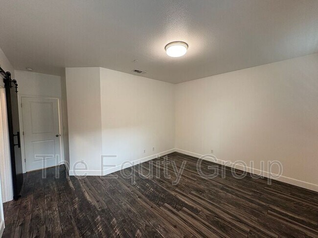 Foto del edificio - 3017 Bora Ave