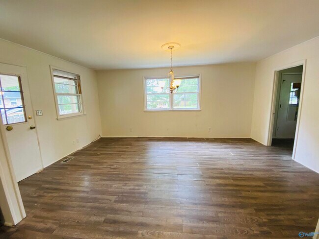 Building Photo - 107 Westbury Dr SW