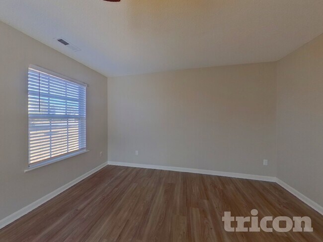 Foto del edificio - 349 Denman Loop