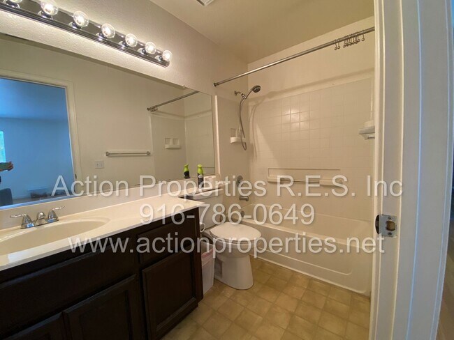 Foto del edificio - Single Story - 3 Bed, 2 Bath - Gardener Pr...