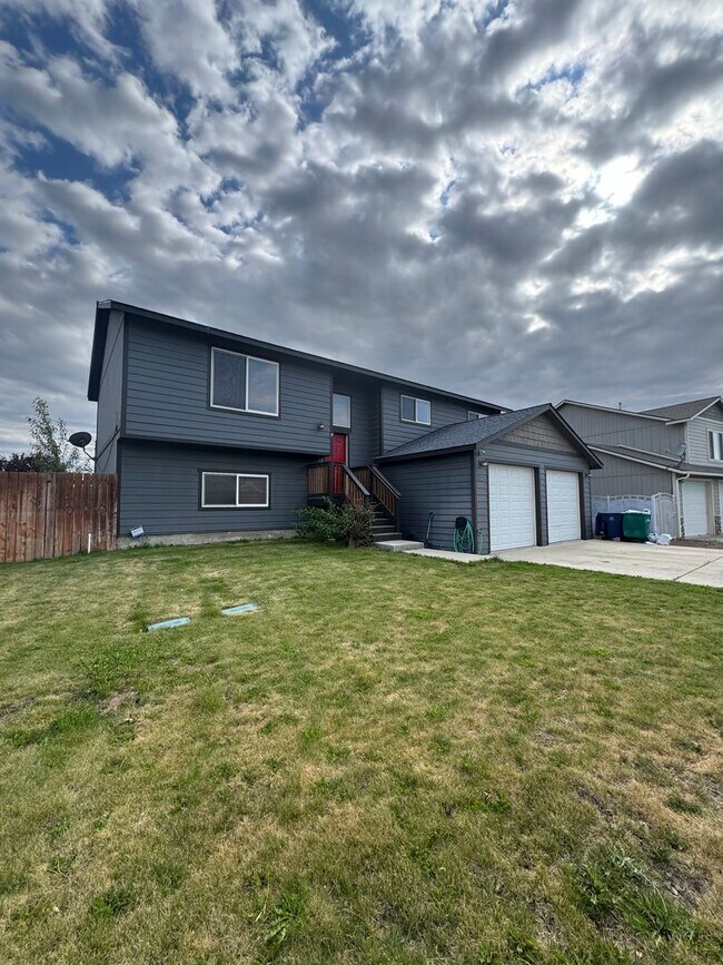 Building Photo - 5 Bedroom House For Rent W/ Large Fenced B...
